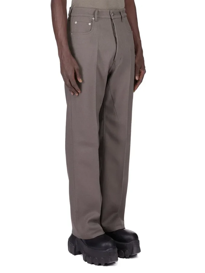 RICK OWENS NA WYBIEGU CONCORDIANS FW25 W DŻINSACH Z WEŁNY DUST WOOL DRILL. RU02E1333WD-34
