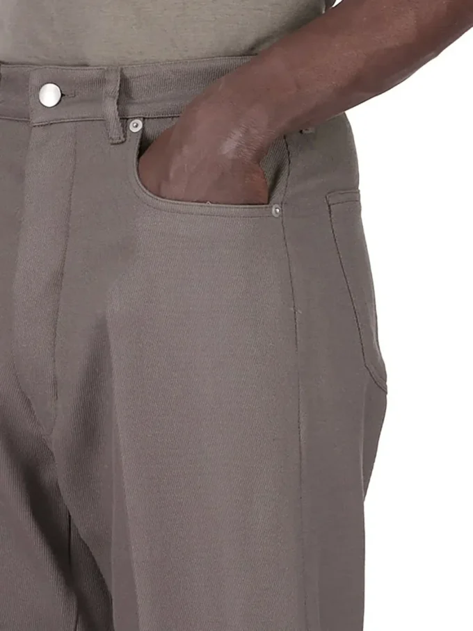 RICK OWENS NA WYBIEGU CONCORDIANS FW25 W DŻINSACH Z WEŁNY DUST WOOL DRILL. RU02E1333WD-34